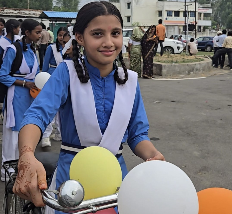 रायपुर : सरस्वती साइकिल योजना से वैष्णवी के सपनों को मिली नई उड़ान